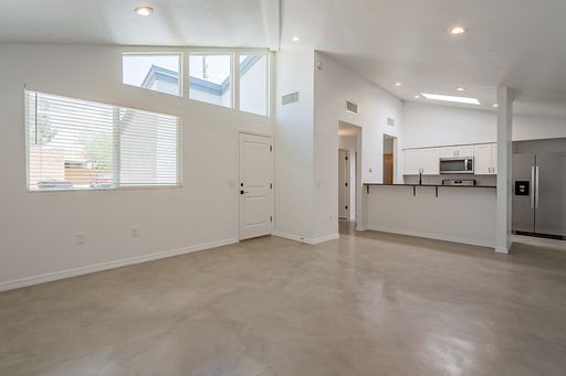 Remodeled 2 bed/ 2 bath near UofA Campus! Now pre-leasing for August 2027! – photo 1
