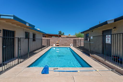 NOW Pre-leasing for August 2027! 7 bed, 4 bath unit with POOL close to UofA for a great price! – photo 1