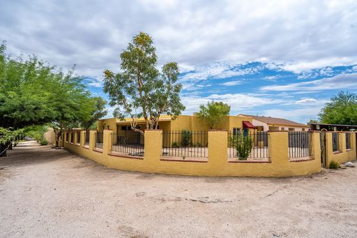 4 bed/2 bath house near UofA! Newly updated corner lot with a giant yard w/ Hot Tub! – photo 1