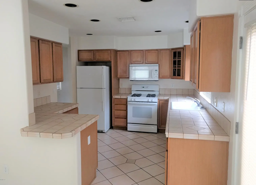 Pre-leasing for August! 2 bed, 1 bath less than a mile from campus! – photo 1