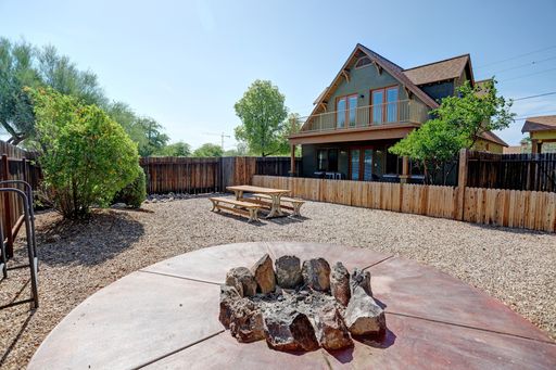 Pre-leasing for August 2027, Beautiful 5 bed, 2 bath house near UofA! – photo 1