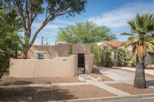 Remodeled 6bd/3ba Property with LARGE Bedrooms 2 Blocks From the Stadium! – photo 1