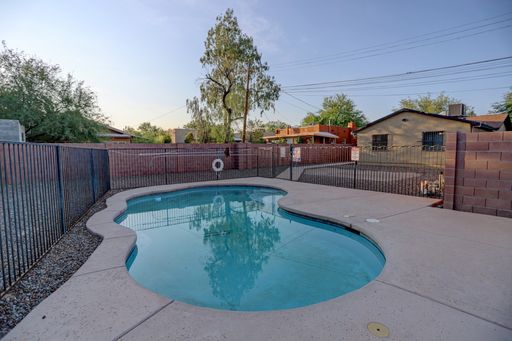 4bd/2bth HOUSE with POOL and HUGE Backyard just blocks from the UofA Campus! – photo 1