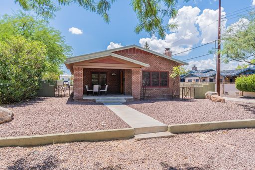 4 bed, 3 bath 1 block from campus!! Pre-leasing for August 2027! – photo 1