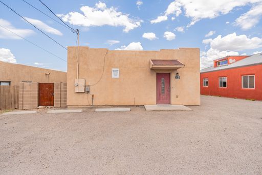 Pre Leasing for August 2027! 3 bed, 2 bath close to campus and UMC! – photo 1
