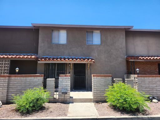 Discover this unique and spacious 3-bedroom, 3-bathroom townhome in East Tucson featuring a distinctive multi-level floor plan – photo 1
