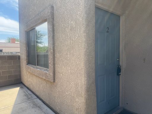 3 bedroom in Mid Town with Large Yard! – photo 1