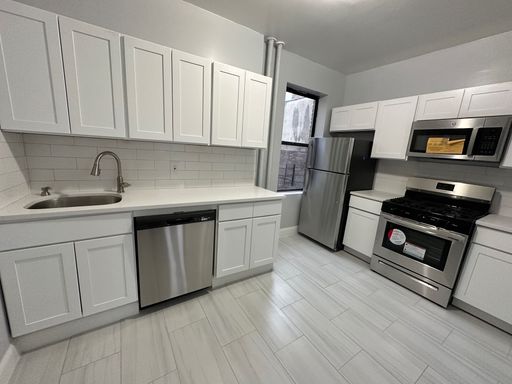 Spacious 2 Bedroom Apartment Available For Rent! – photo 1