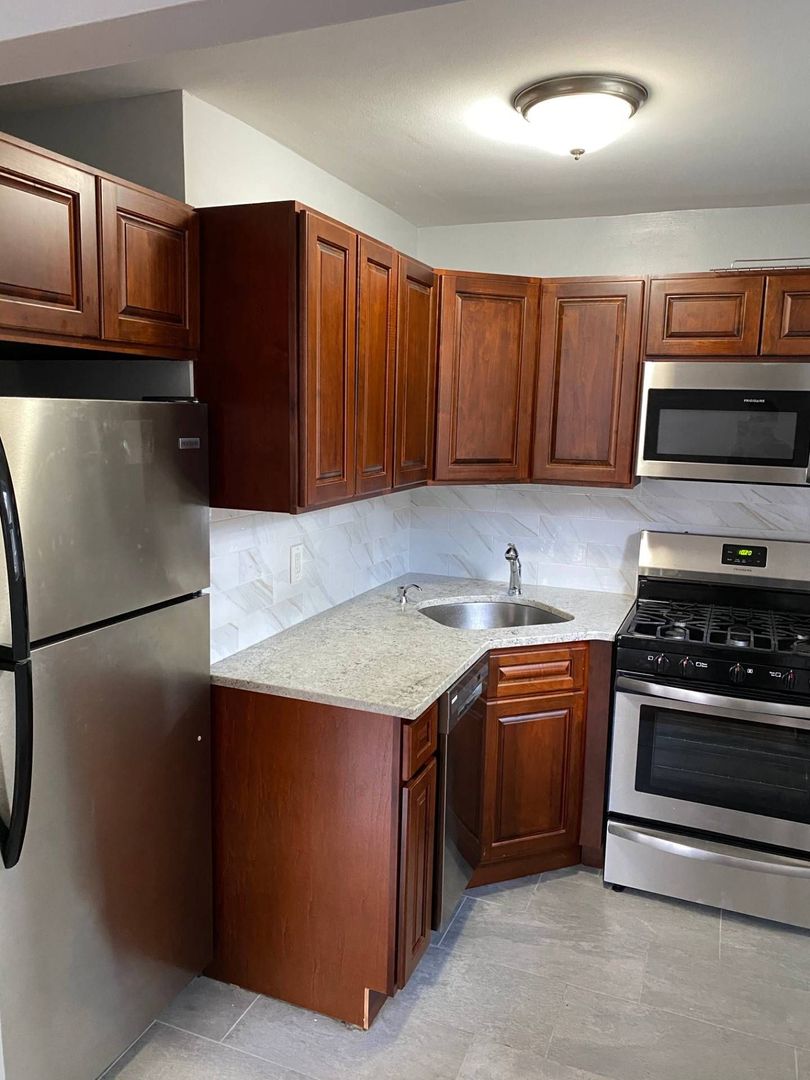 Cedar Grove Apartment: 1059 Pompton Avenue