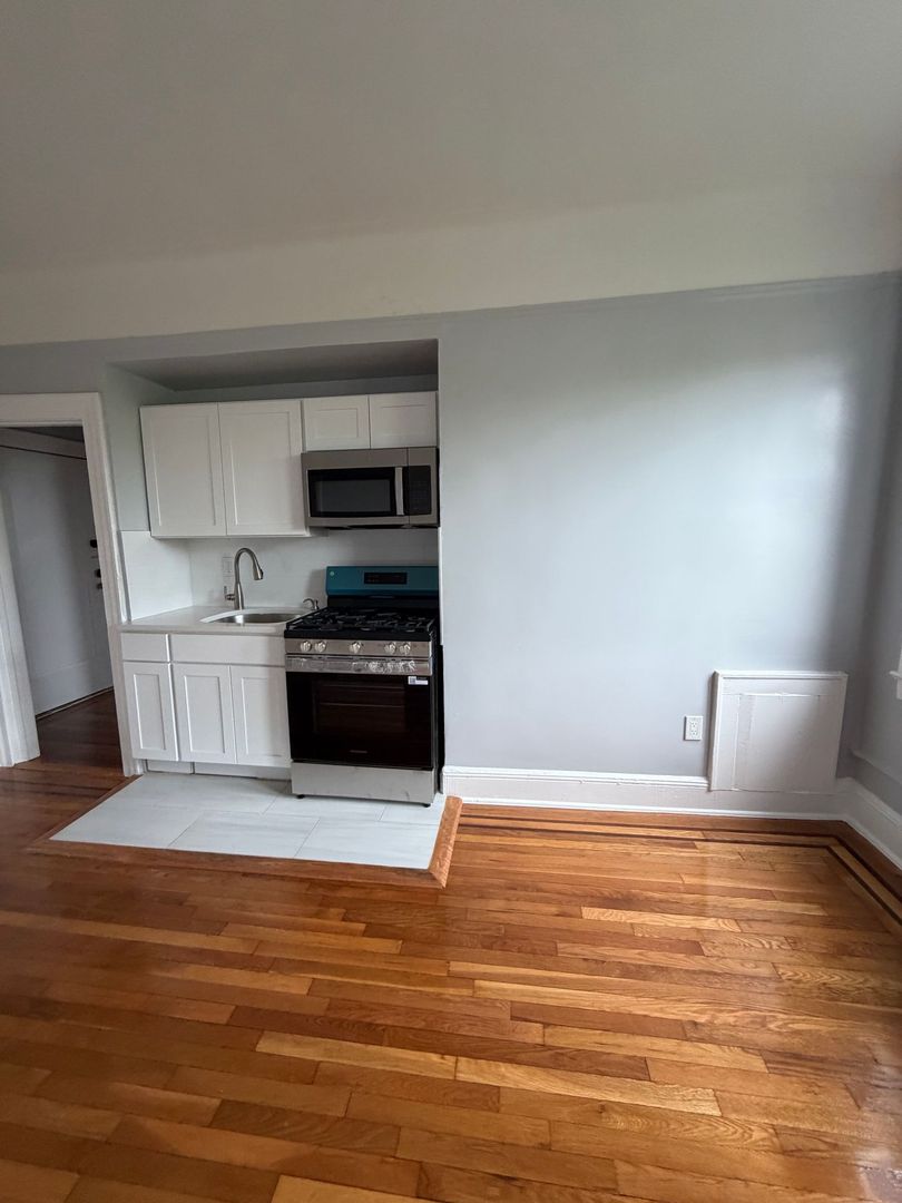 Palisades Park Apartment: 264 Hillside Avenue