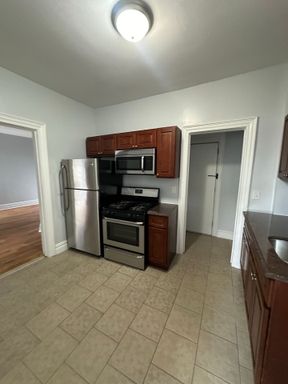 Walking distance to Ferry, 10 minute bus ride to city! Spacious 2 bdrm available for rent!