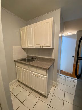 Spacious 1 Bedroom Apartment Available For Rent!