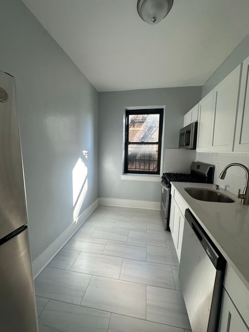 Palisades Park Apartment: 1 West Palisades Blvd