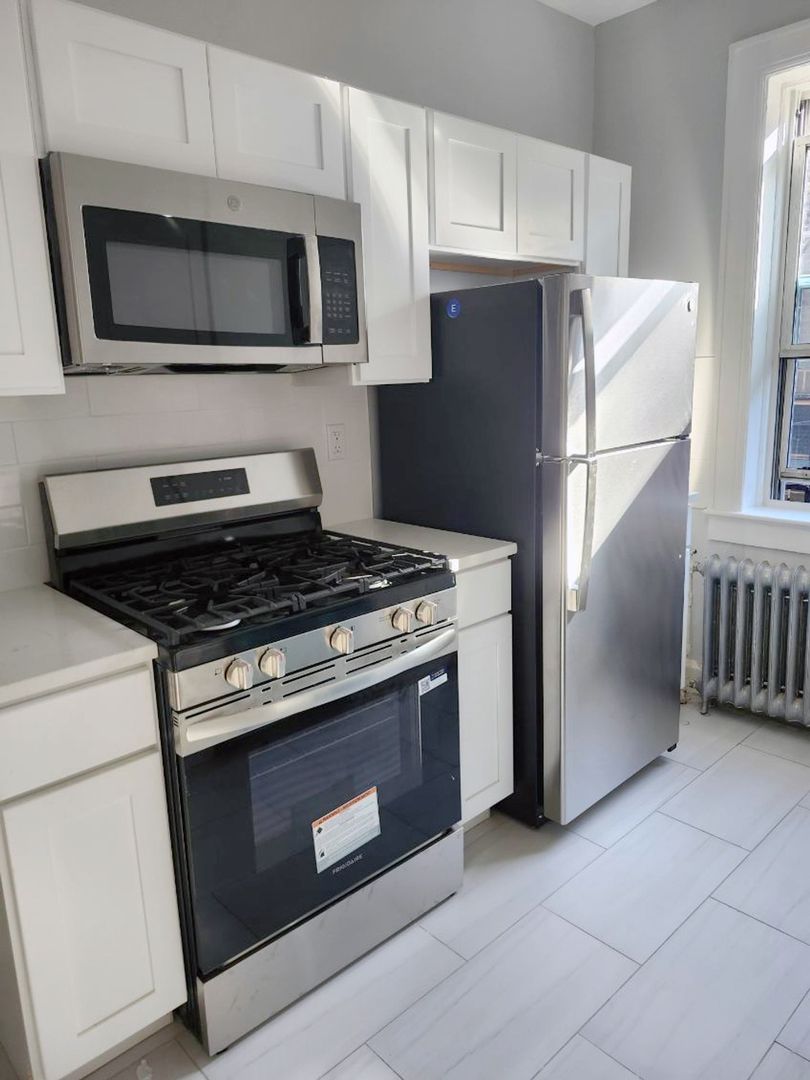 Cliffside Park Apartment: 658-660 Palisade Avenue