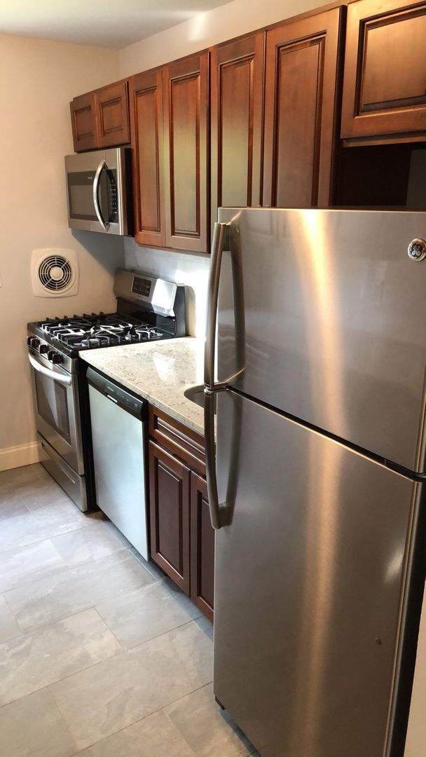 Cedar Grove Apartment: 1059 Pompton Avenue