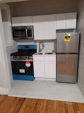 1 Bedroom Apt in Bloomfield! Stainless steel appliances and hardwood floors!