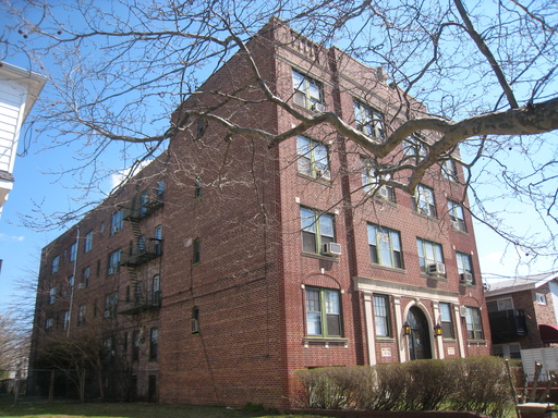 Great Building in a Wonderful Neighborhood! Walking Distance to the Light Rail and 10 mins into NYC!! – photo 1