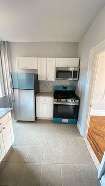 Large 2 BR unit, hardwood floors, new kitchen, new bath – photo 1