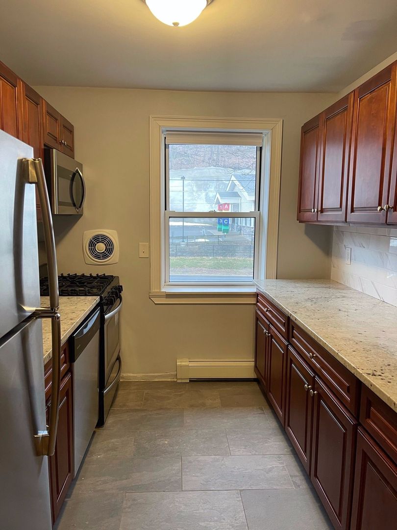 Cedar Grove Apartment: 1059 Pompton Avenue