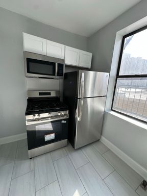 Large 1-Bedroom Apartment Available For Rent!