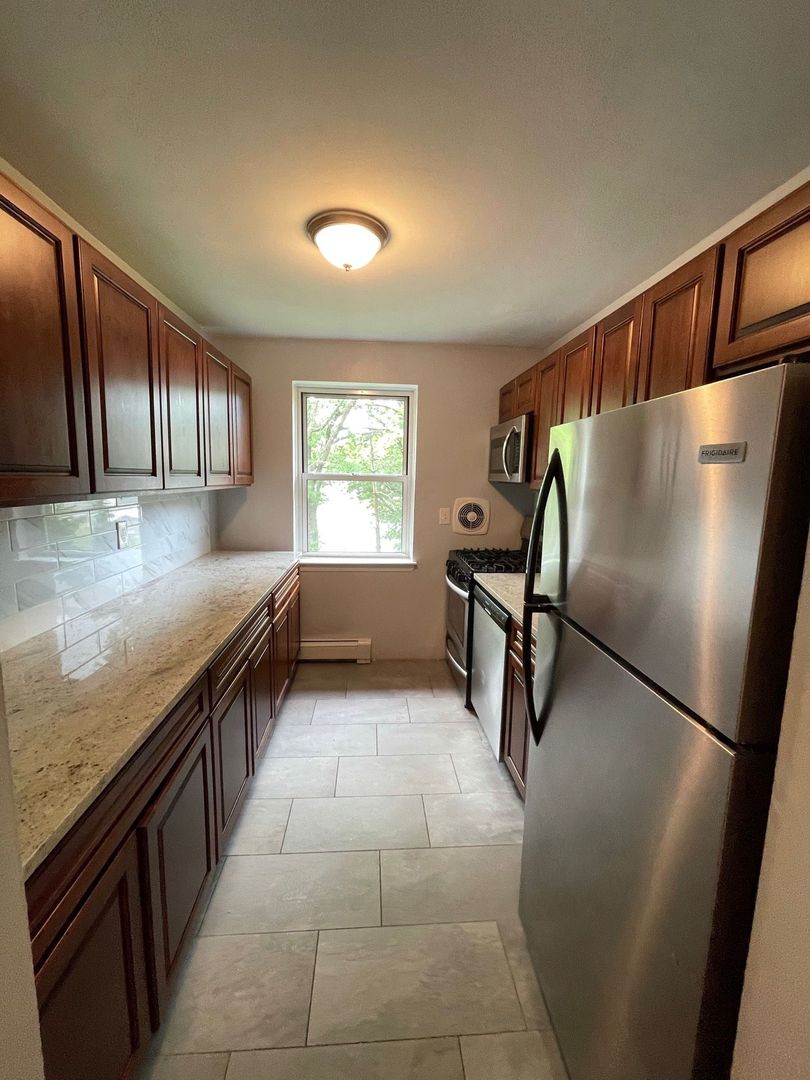 Cedar Grove Apartment: 1059 Pompton Avenue