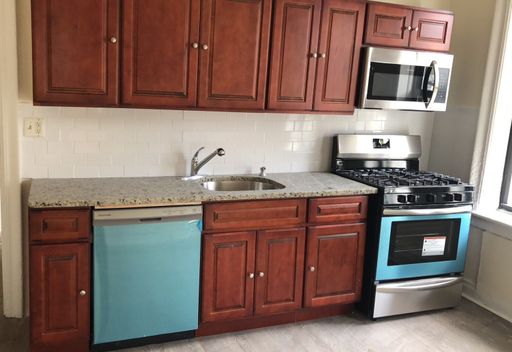 Spacious 2-Bedroom Gem with Convenience and Charm! – photo 1