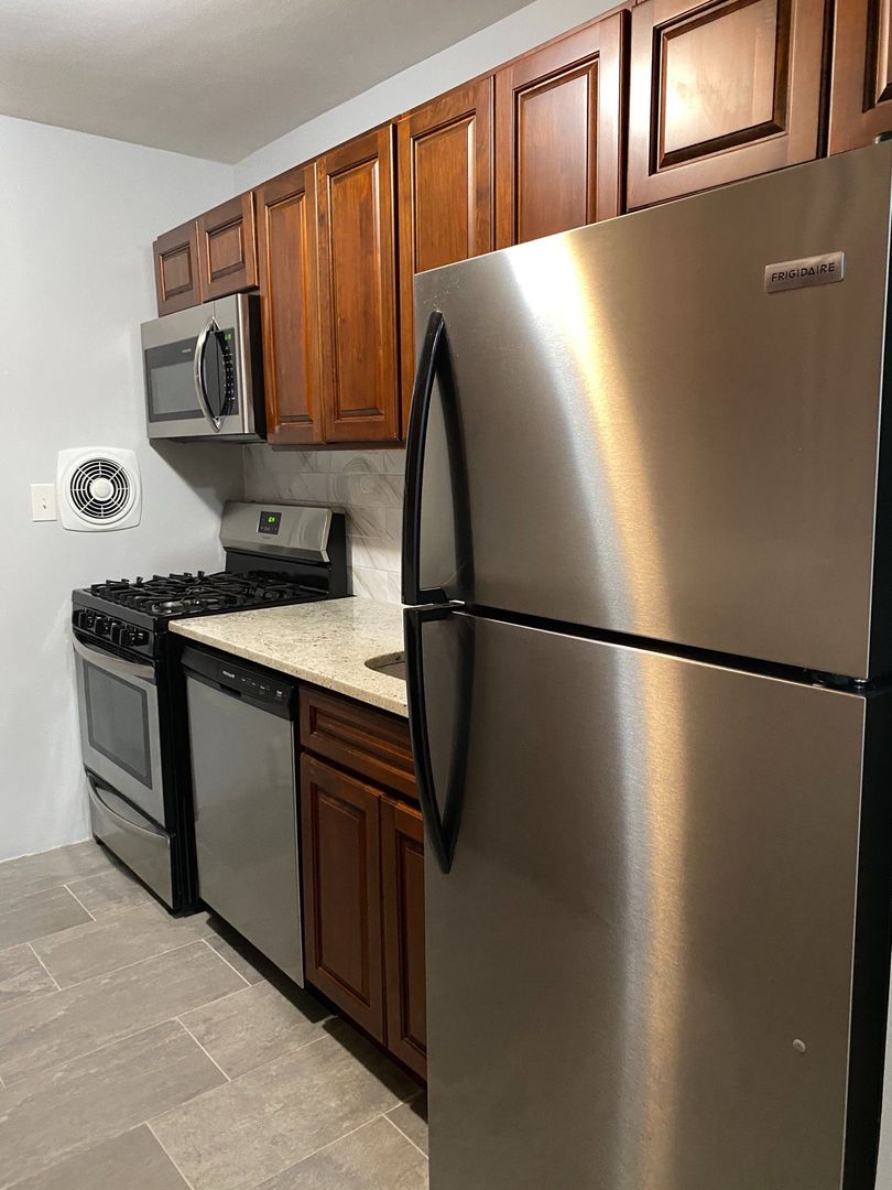 Cedar Grove Apartment: 1059 Pompton Avenue