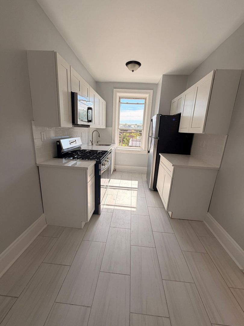 Jersey City Apartment: 136 Manhattan Avenue