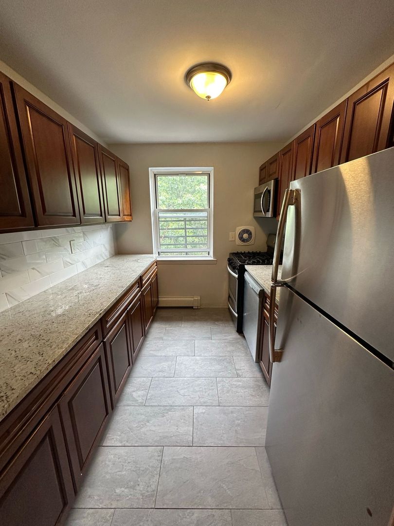 Cedar Grove Apartment: 1059 Pompton Avenue