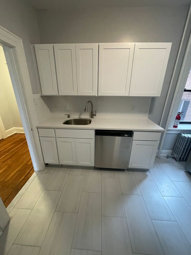 Palisades Park Apartment: 264 Hillside Avenue