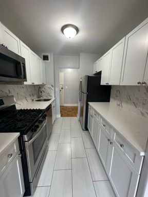 Spacious 2 Bedroom Apartment Available For Rent w/ Large Kitchen! – photo 1
