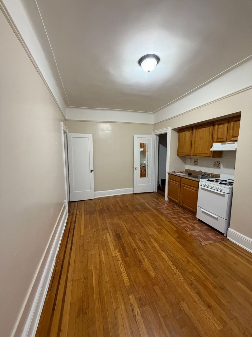 Palisades Park Apartment: 264 Hillside Avenue