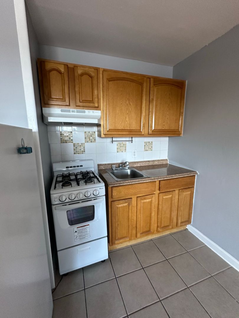 East Rutherford Apartment: 351 Van Winkle Street