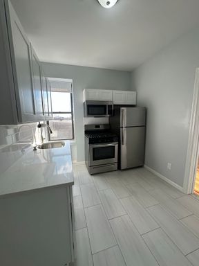 Spacious 2-BDRM Apt For Rent in Great Building and Location!!