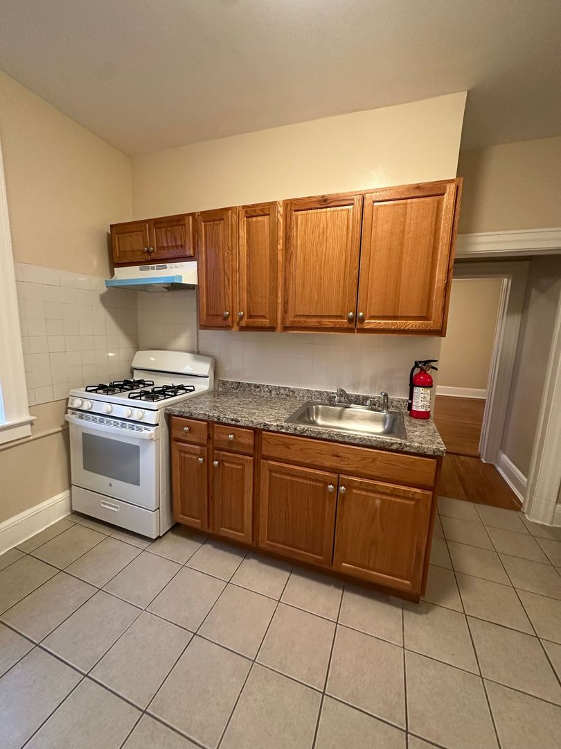 Palisades Park Apartment: 264 Hillside Avenue