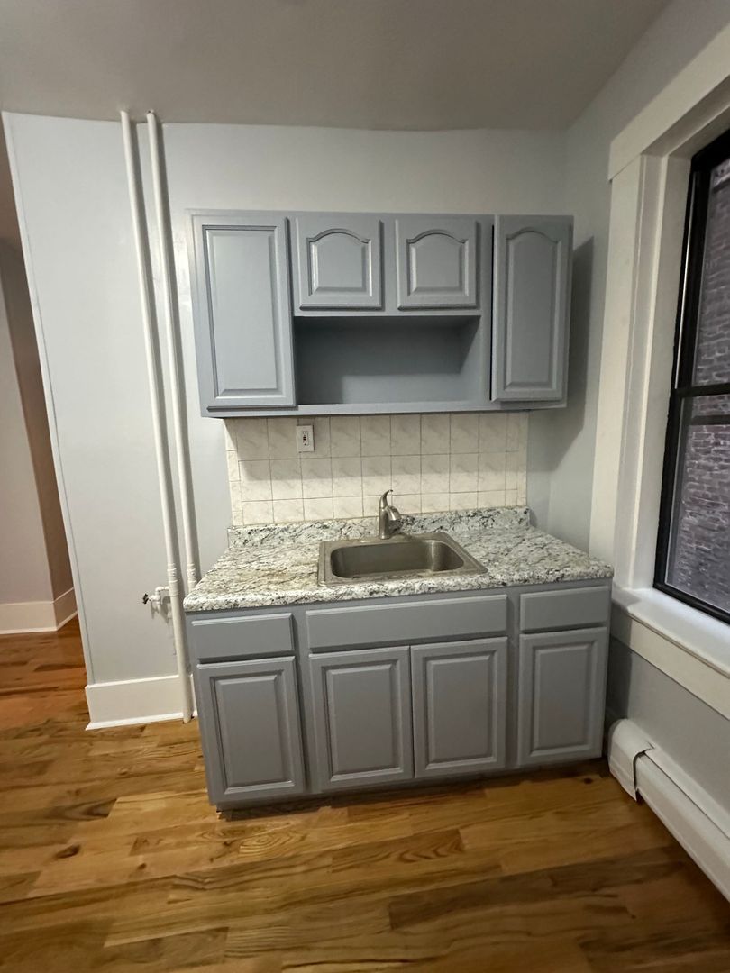 Union City Apartment: 325 34th Street