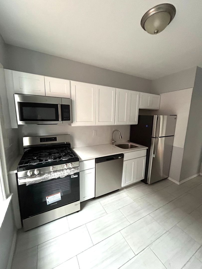 Jersey City Apartment: 170 Jewett Avenue