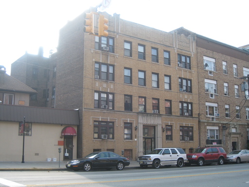 Lovely 4-Bedroom Apt For Rent!! Only 2 Blocks from the PATH into NYC!! – photo 1