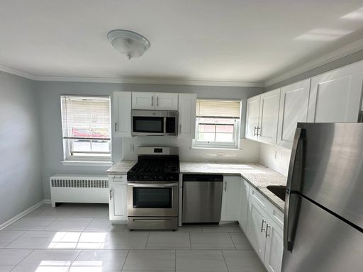 Located in New Providence, Murray Hill offers one and two bedrooms apartments in a desirable location across the street from the Murray Hill train station and close to Route 78.