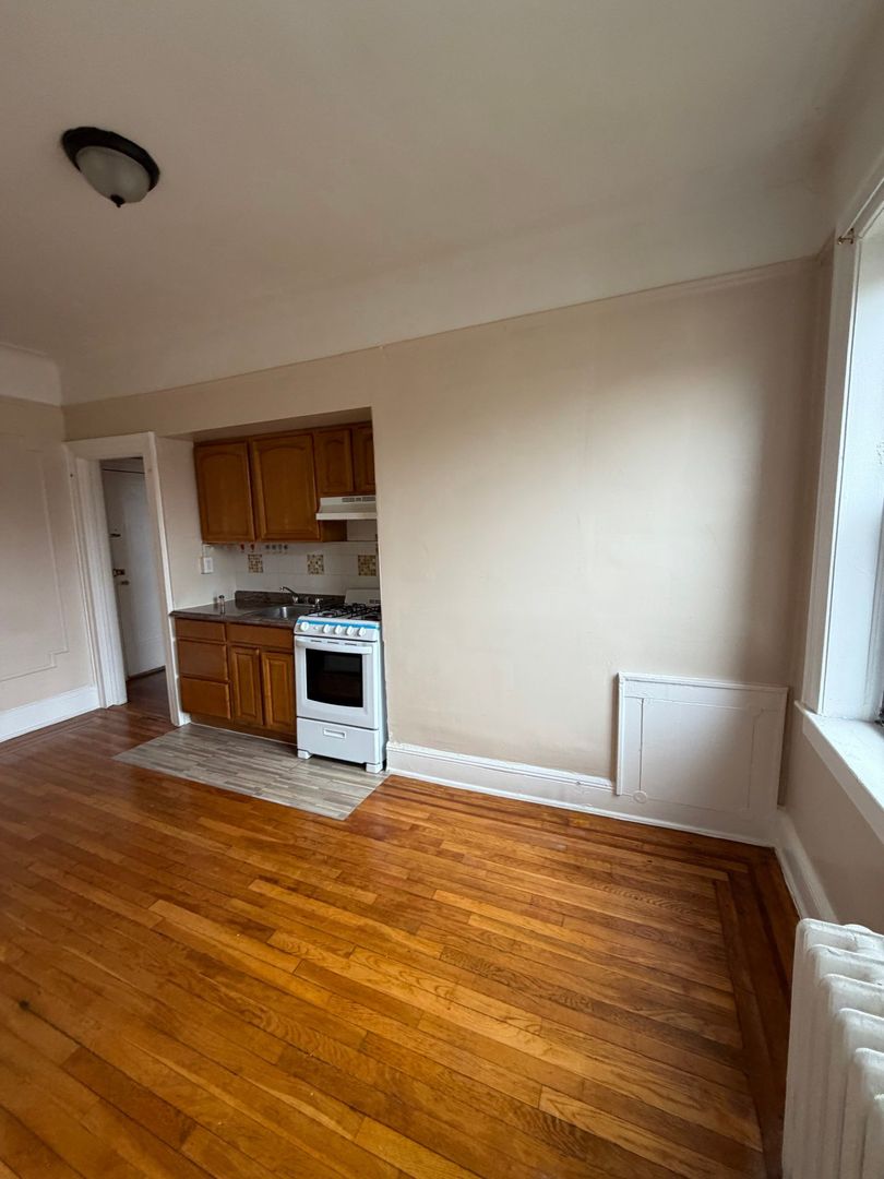 Palisades Park Apartment: 264 Hillside Avenue