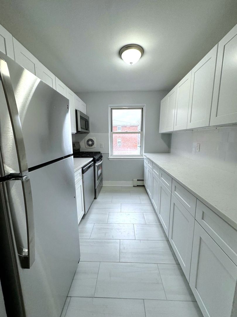 Cedar Grove Apartment: 1059 Pompton Avenue