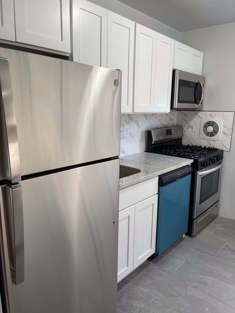 Cedar Grove Apartment: 1059 Pompton Avenue