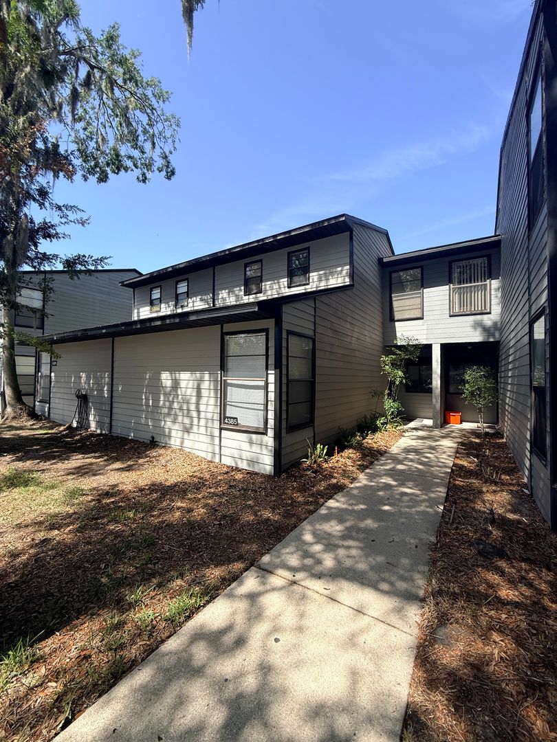 Gainesville Townhome: 4385 SW 20th Lane