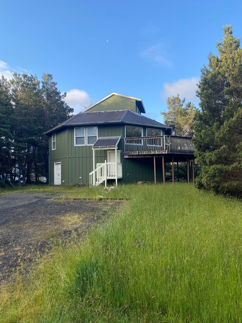 Long Beach House: 305 6th St. NW