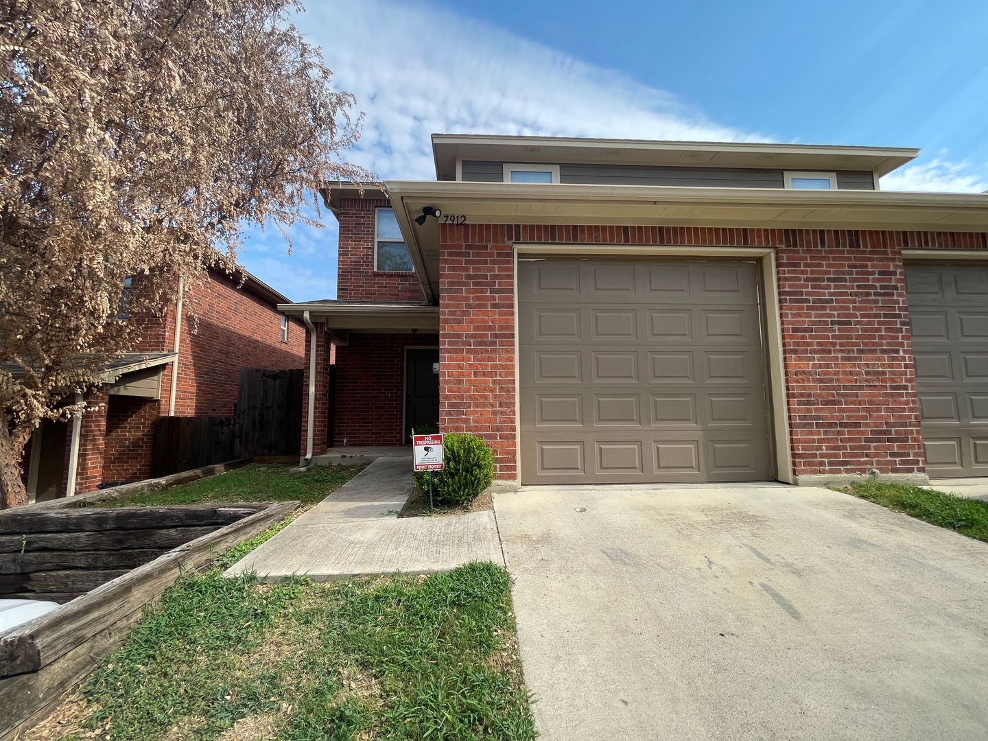 FREE RENT $$$ 3/2.5 Townhome w/ STUNNING Open Floor Plan~ Stainless Steel Appliances*Custom Granite Counter tops & Custom Cabinets****RADIANT Wood- Like Tile Flooring ~Custom Tile Backsplash~ Modern Light Fixture ((READY NOW!!))