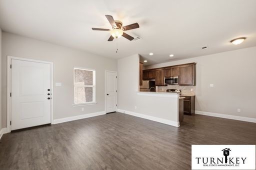 Fabulous 3BR/2BA Duplex | 9' Ceilings | Granite Kitchen | Private Fenced Yard! – photo 1