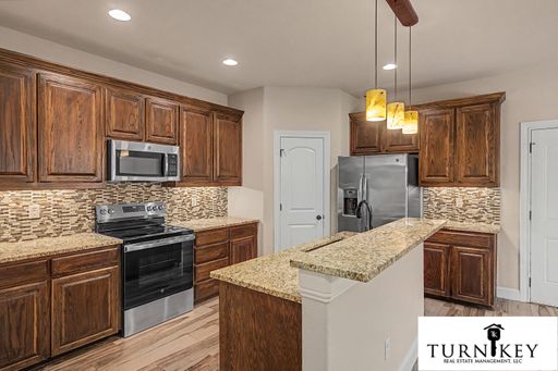 COMING SOON! Stunning 3BR/2.5BA Townhome with Attached Garage & Fenced Yard - Benbrook, TX | Minutes to Downtown Fort Worth | Pet Friendly – photo 1