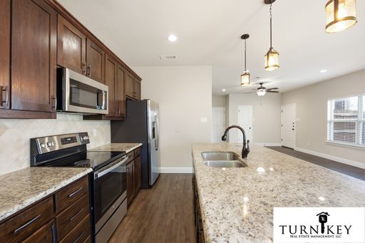 Luxury Townhome Located in Weatherford Near Crocket Elementary | 3 Bed / 2.5 Bath | Two-Car Garage| Pet Friendly | – photo 1