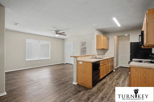3/2 Duplex Home ~ GREAT Location w/ Luxury Flooring ~ Minutes to Downtown Ft Worth ~ Apply Today! – photo 1