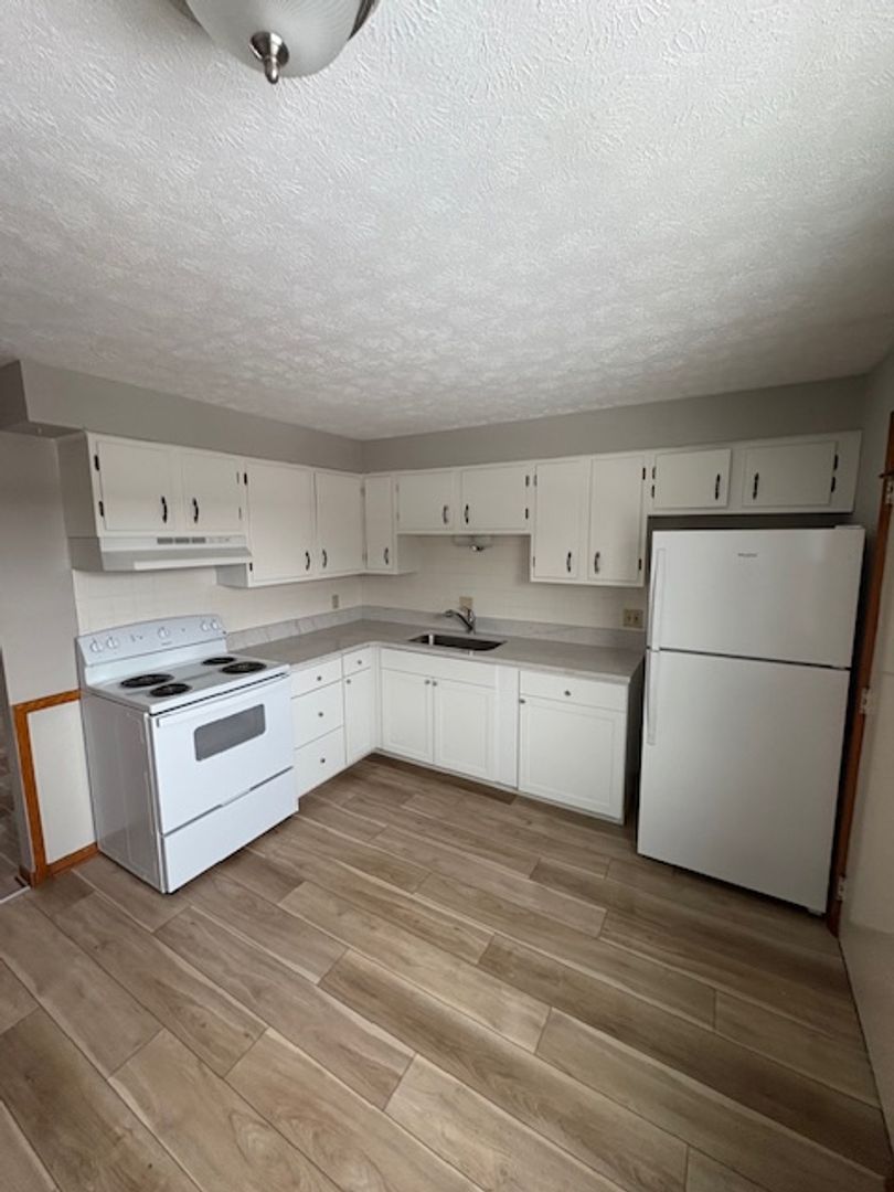 Hartville Apartment: 237 Edwin St.